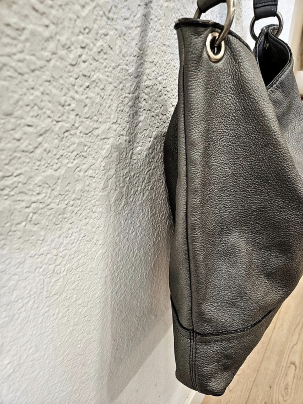 Vintage Banana Republic Metallic Pewter Silver Pebbled Leather Slouchy Hobo Bag - Picture 3 of 8